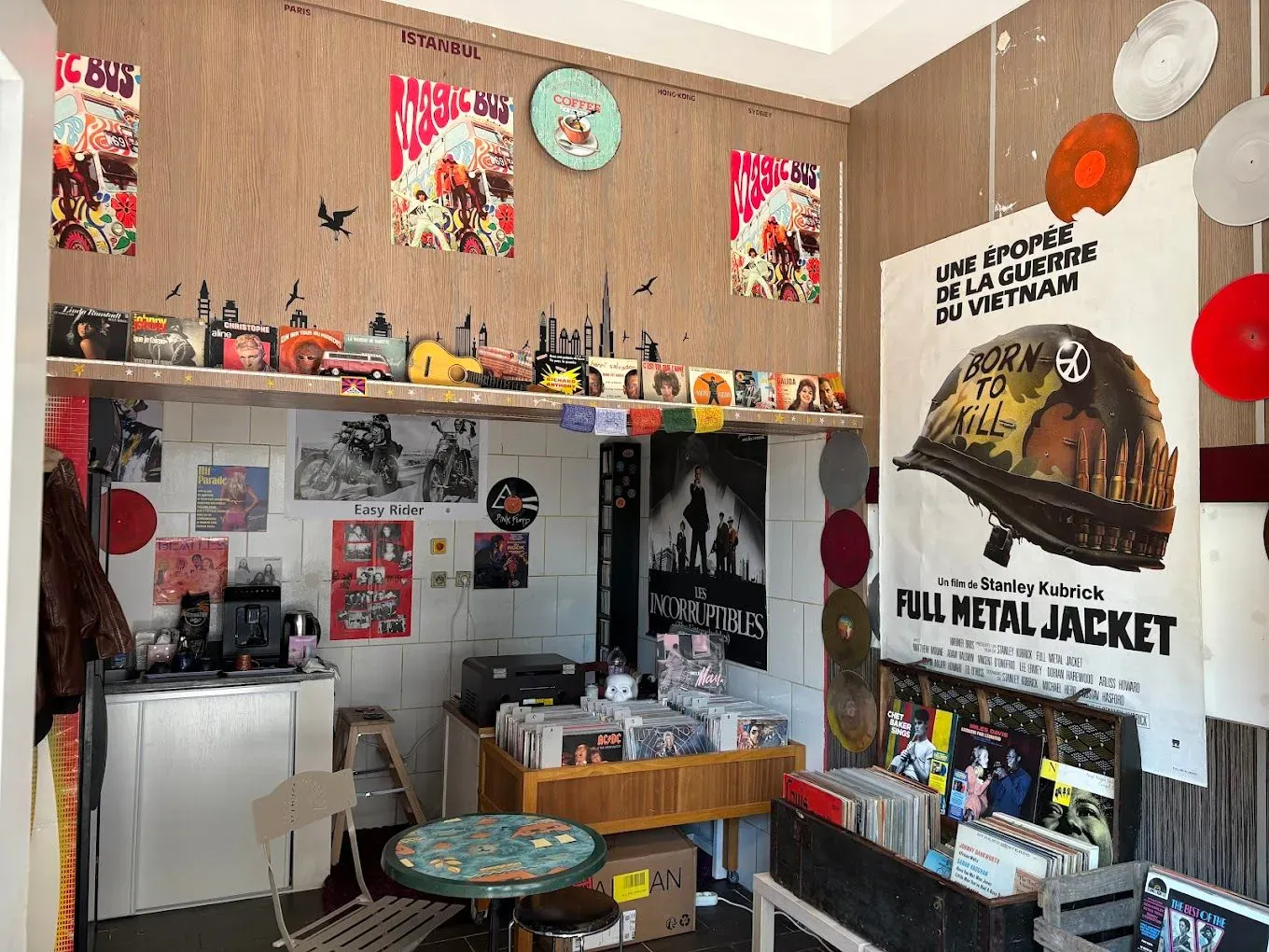 Bacs de vinyles et de CD dans la boutique Magic Bus Sancy au Mont-Dore
